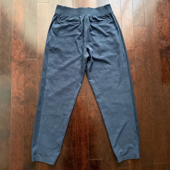 Athleta Brooklyn Ankle Navy Camo Pants, Size 6, Mid rise, Tapered Leg Active Gym - Picture 4 of 9